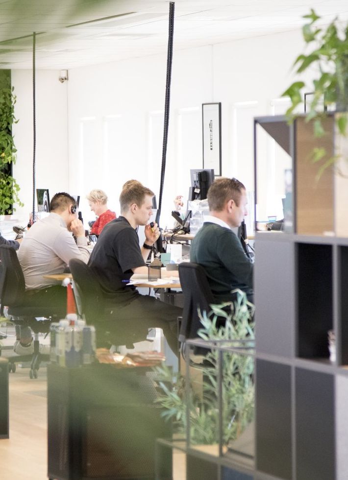 En fokuseret medarbejder hos nord, der arbejder