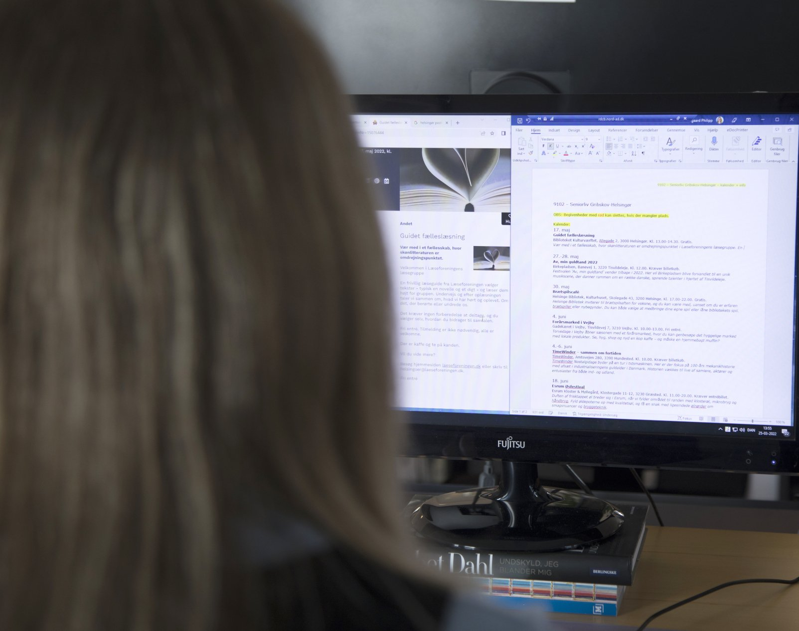 En medarbejder sidder ved en computer og arbejder med tekstindhold