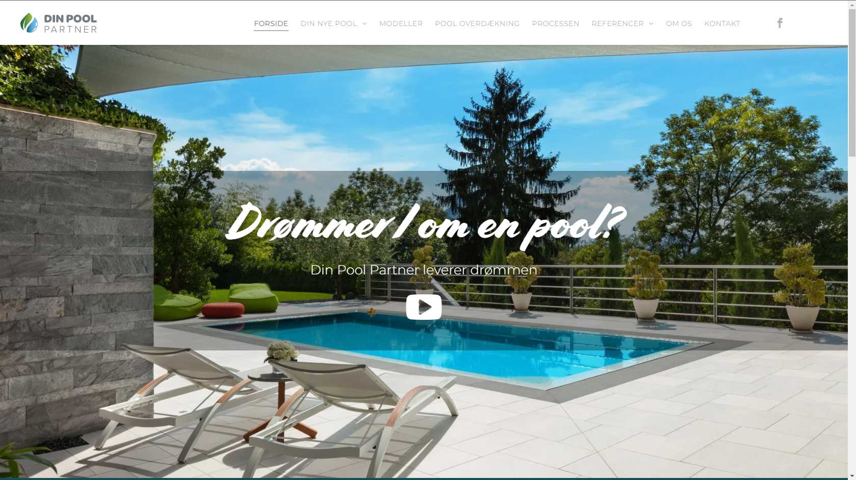 Screenshot fra Din Pool Partners hjemmeside med foto af lækker terrasse med pool