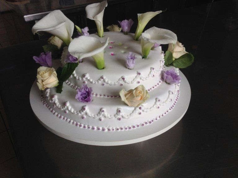 Torta con glassa e decorazione a pasta di zucchero