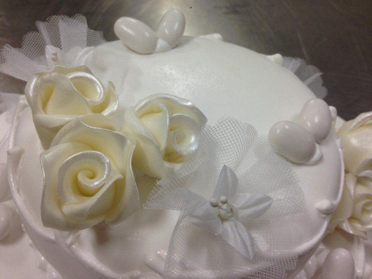 Torta con glassa e decorazioni