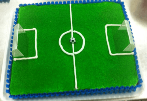 Torta con glassa a forma di campo di calcio
