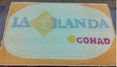 Torta decorata con un logo aziendale