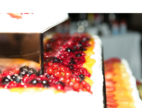 Torta a due piani con frutti di bosco