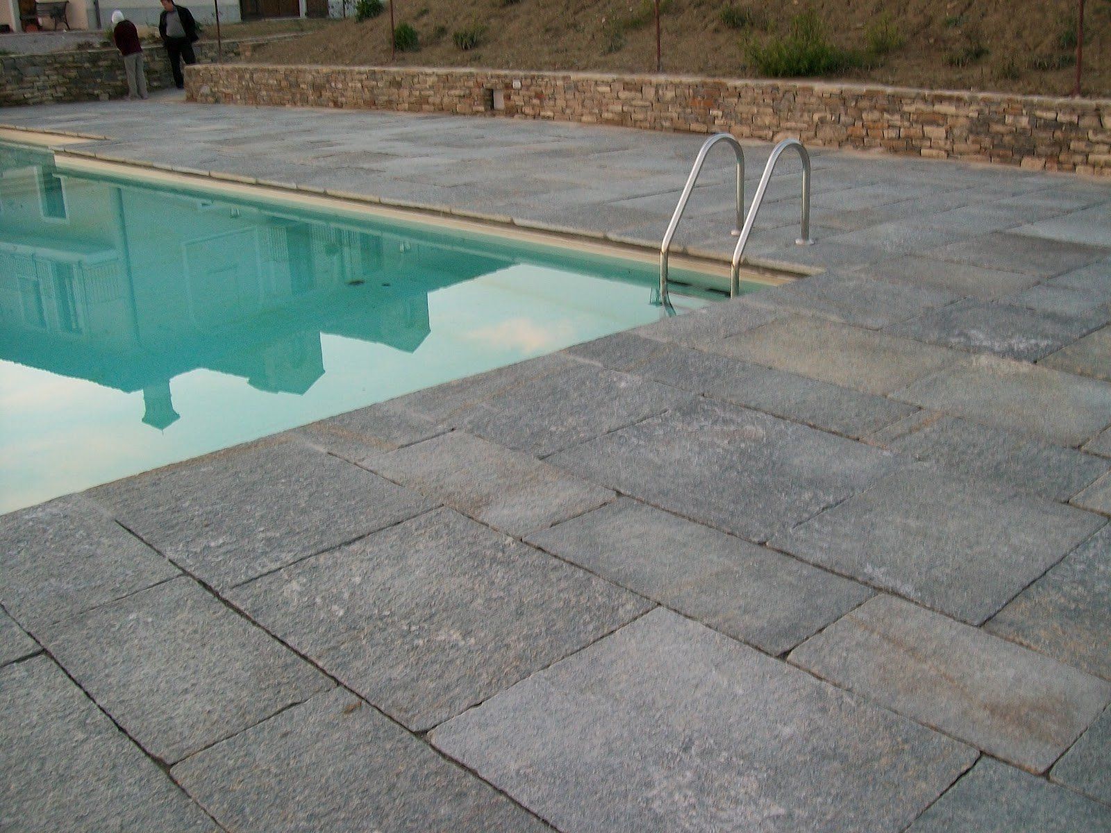 bordo di piscina in pietra di Luserna