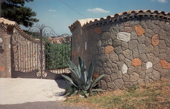muro esterno in pietra con cancello