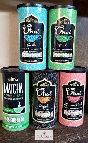 Hay muchos tipos diferentes de té en estas latas.