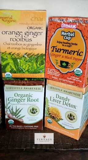 Una pila de bolsitas de té colocadas una encima de otra sobre una mesa.