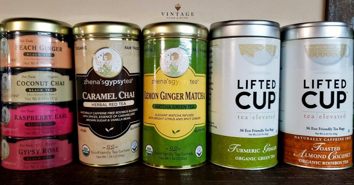 Una fila de latas de vaso elevado están alineadas sobre una mesa.