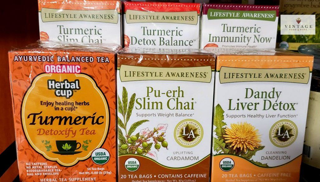 Varias cajas de té de cúrcuma están apiladas una encima de otra.