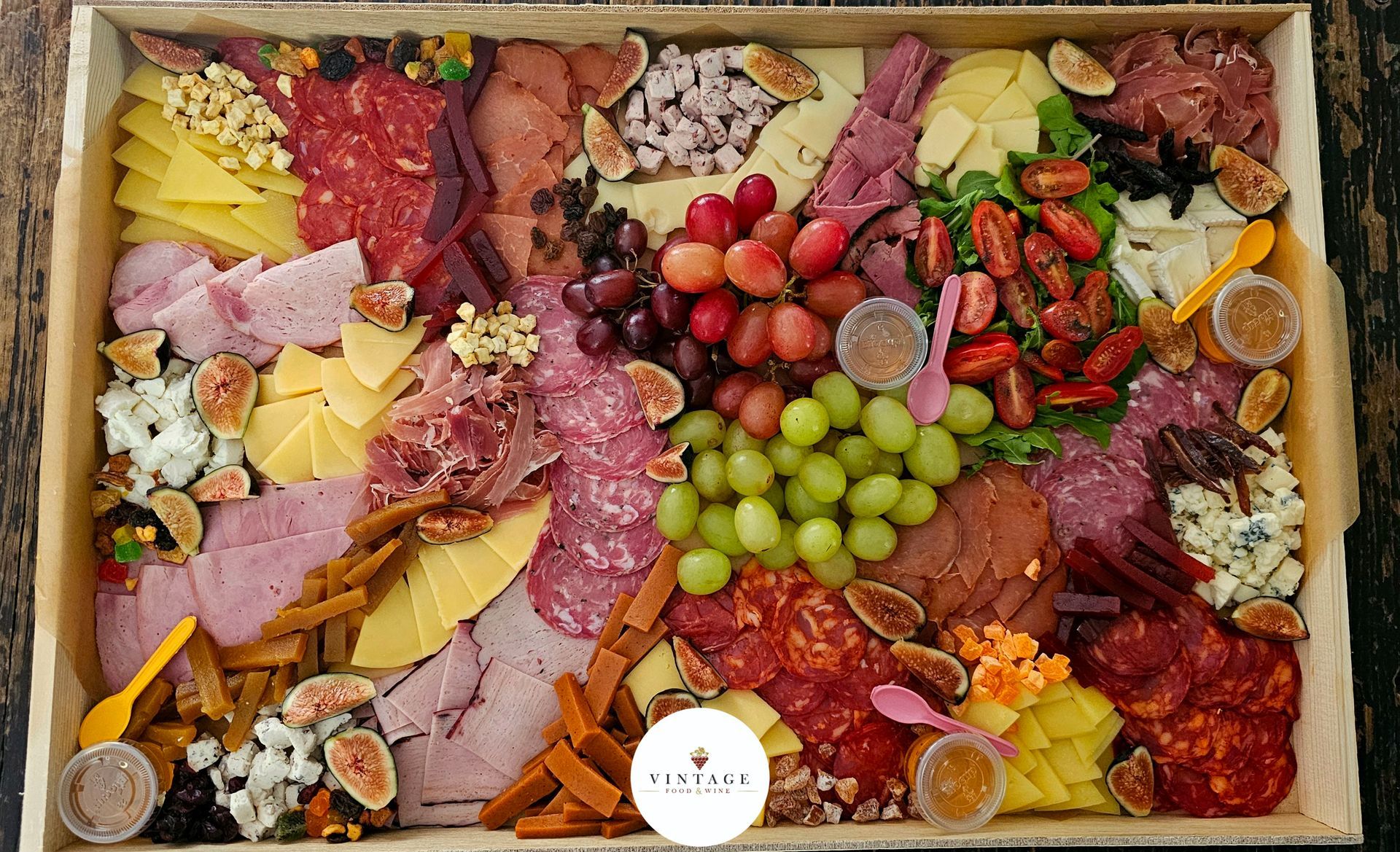 Charola de charcuteria y quesos con 12 variedades y maridaje