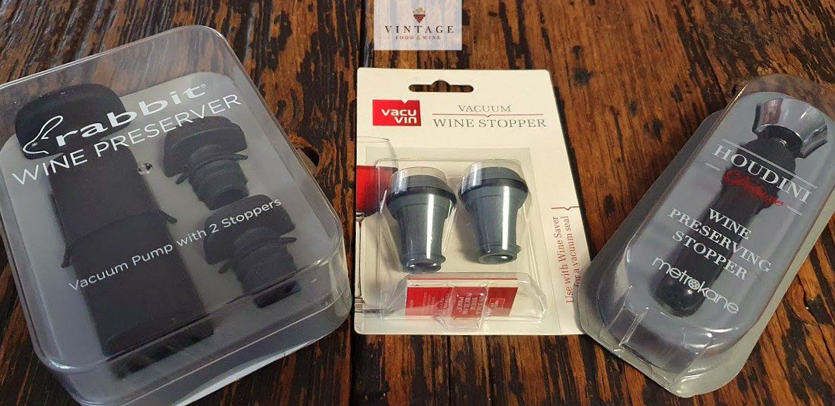 Hay tres paquetes de tapones para  vino sobre una mesa de madera.