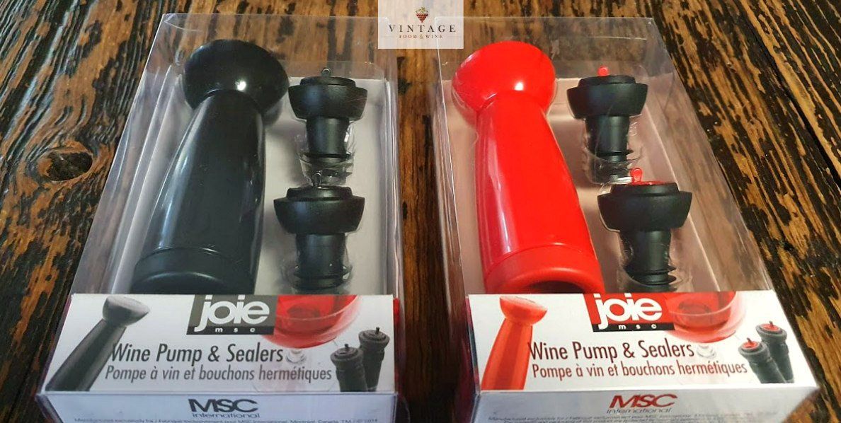 Dos cajas de bombas de vino están sobre una mesa de madera.