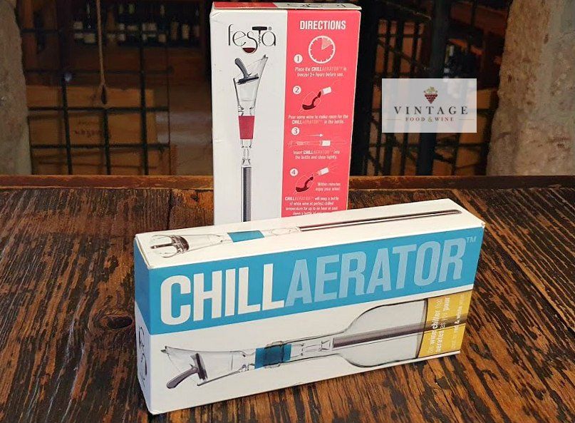 Dos cajas de un enfriador se encuentran sobre una mesa de madera.