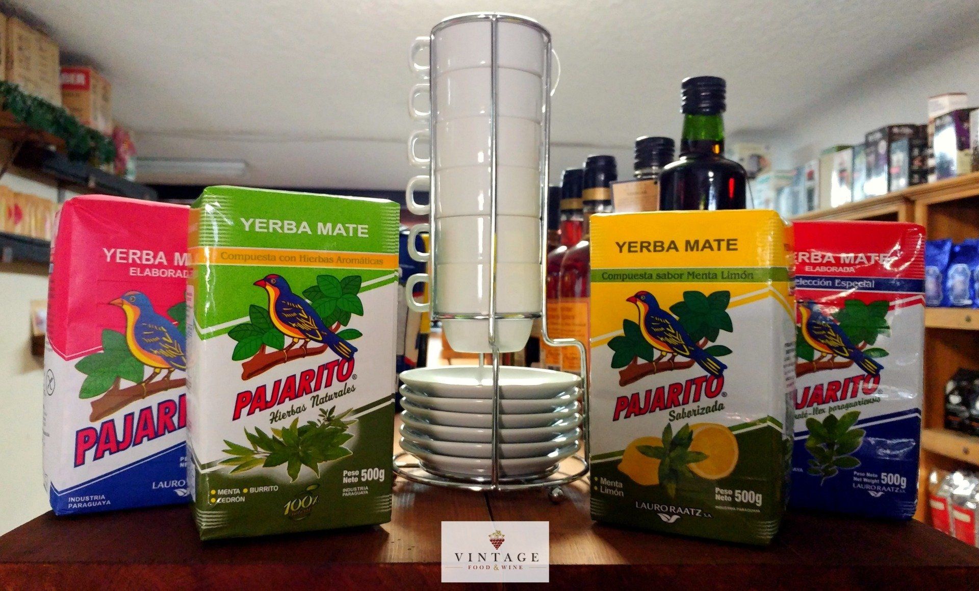 Una exhibición de yerba mate pajarito sobre una mesa.