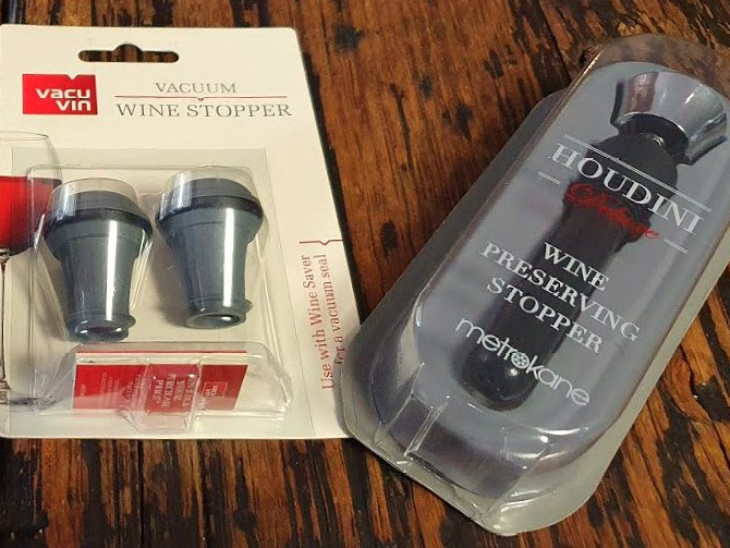 Un tapón para conservar vino Houdini se encuentra junto a un tapón de vino al vacío