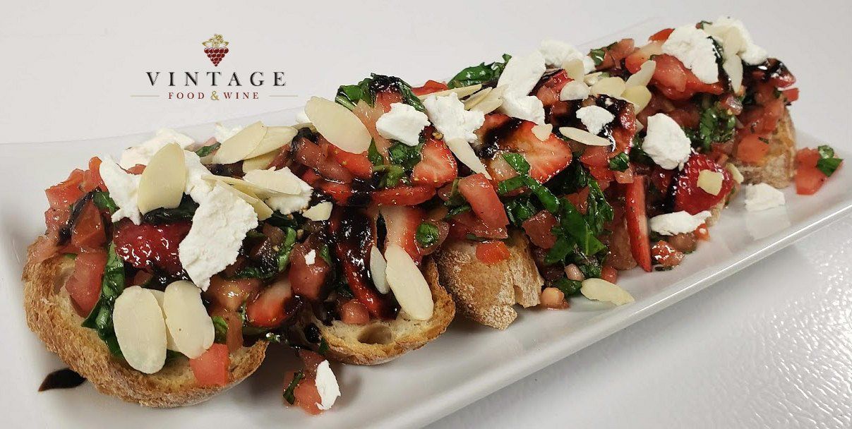 Un plato blanco cubierto con una ensalada de fresas y queso.