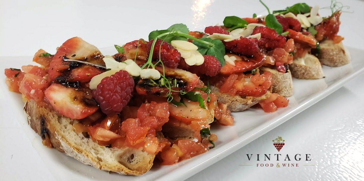 Un primer plano de un plato de comida con la palabra vintage escrita en él.