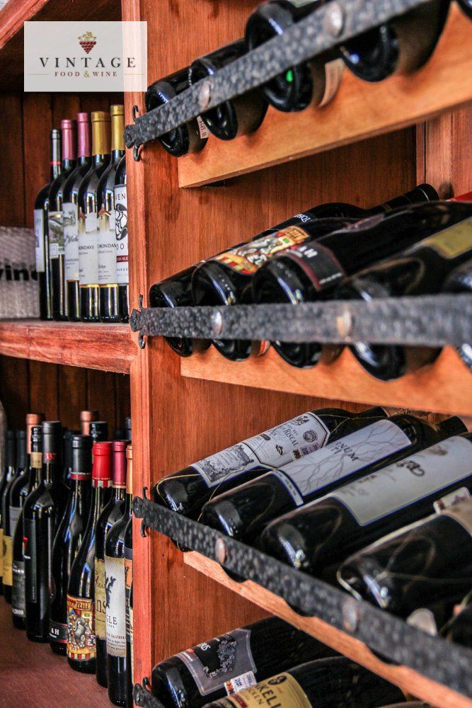 Las botellas de vino se apilan en los estantes de una bodega.