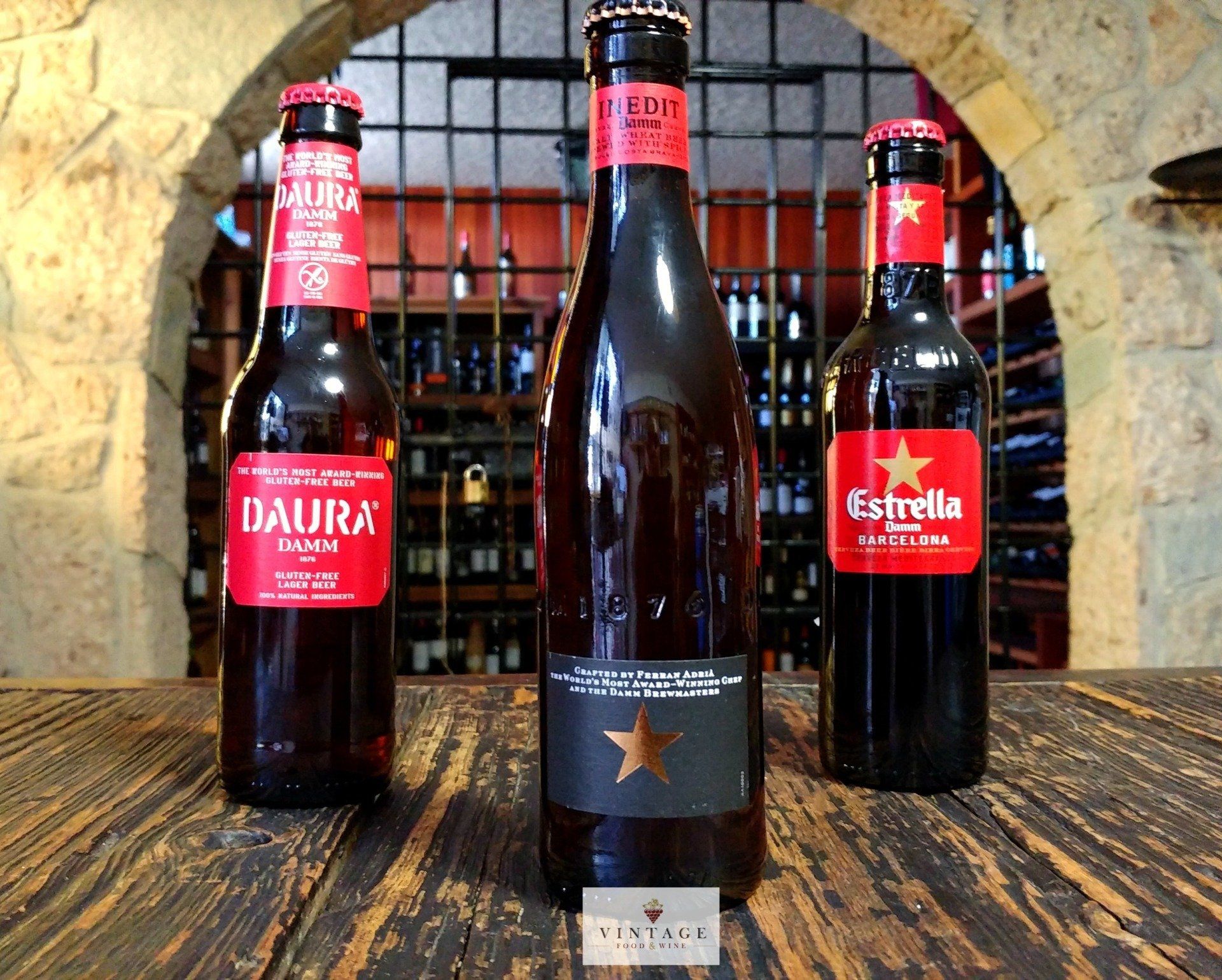Una botella de daura se encuentra junto a una botella de estrella.