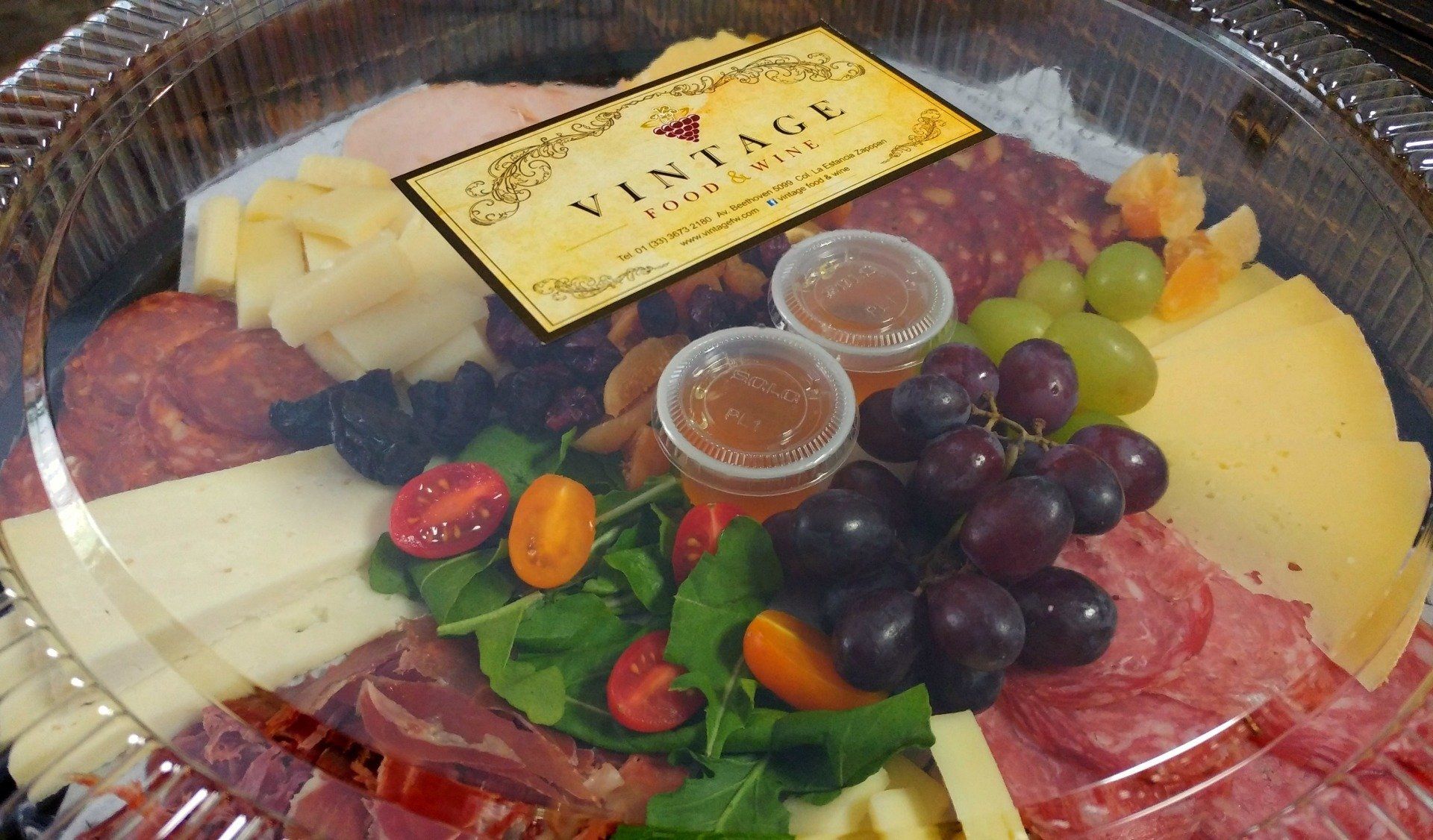 Una bandeja de comida con una etiqueta que dice vintage.