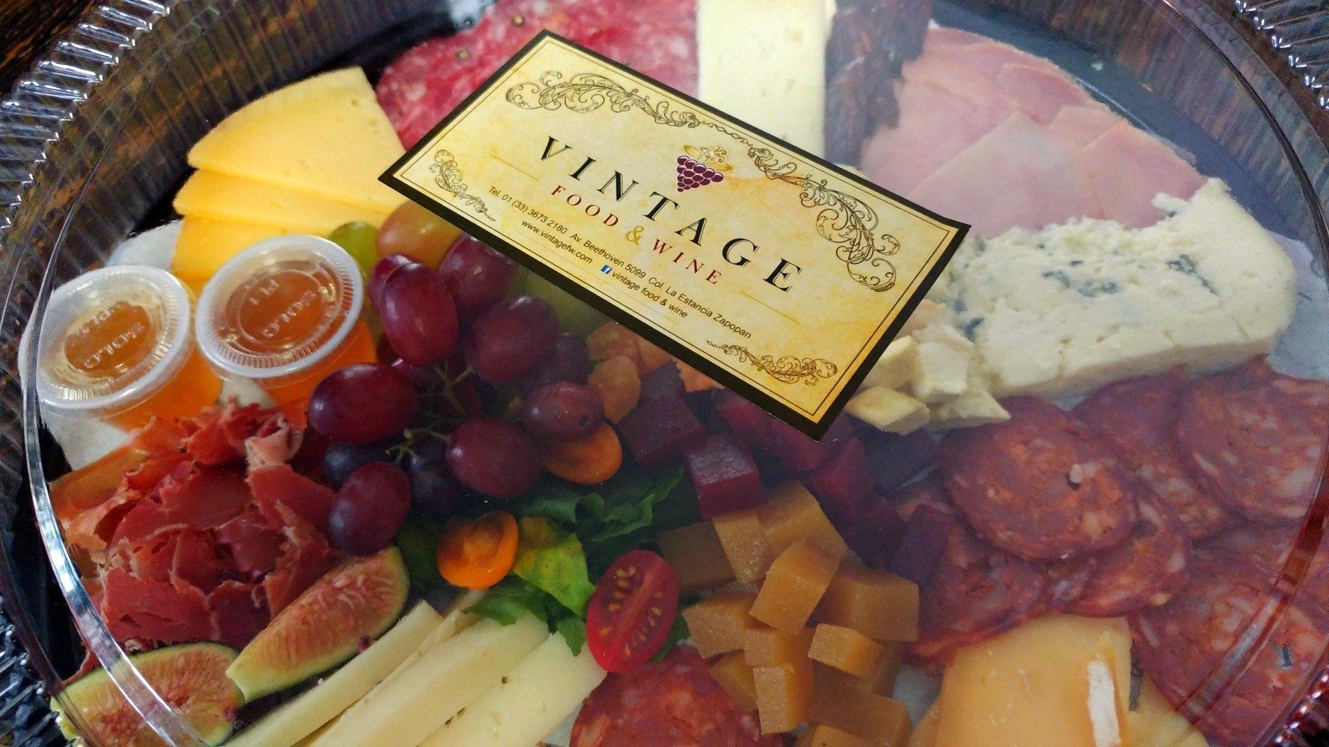 Una bandeja de comida con una etiqueta que dice vintage