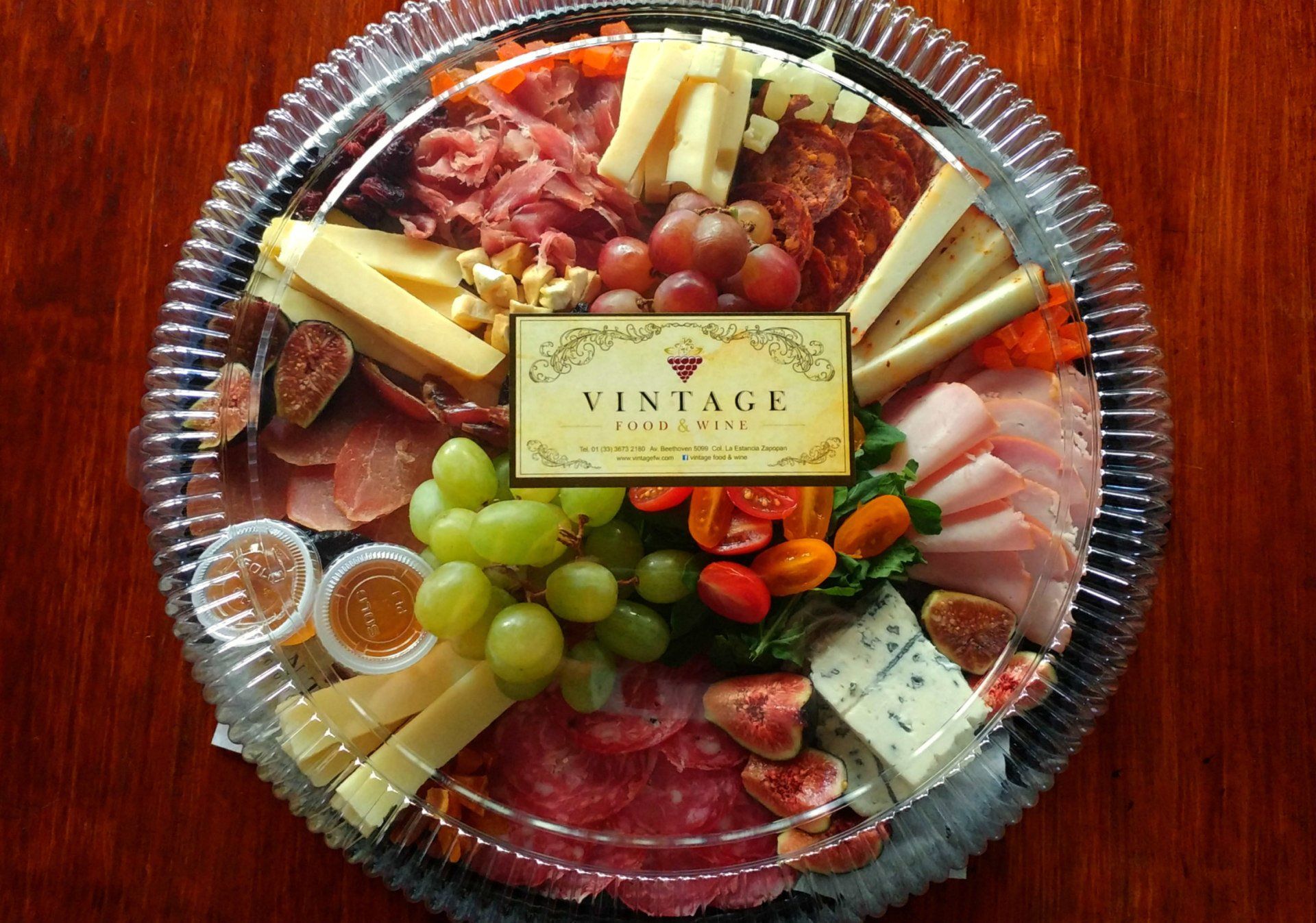 Una bandeja de comida con una etiqueta que dice vintage.