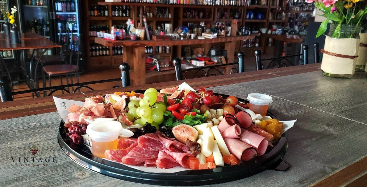 Una bandeja de comida está sobre una mesa en un restaurante.