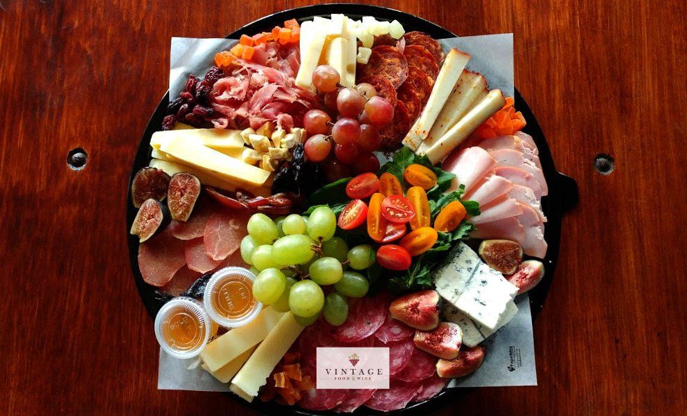 Un plato de comida con una etiqueta que dice nirvana.