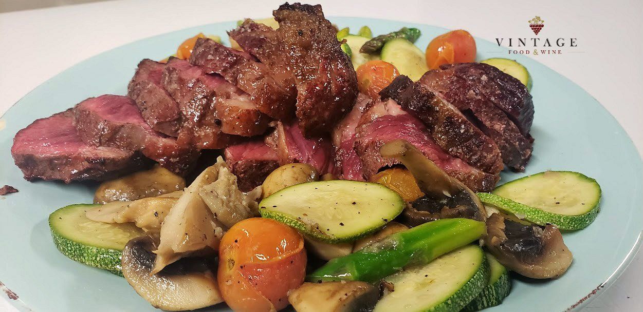 Un plato de comida con carne y verduras en una mesa.