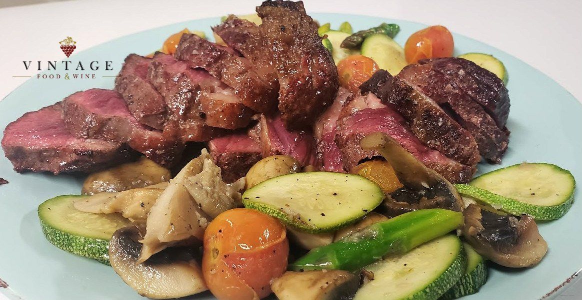 Un plato azul cubierto con carne y verduras con la palabra vintage escrita en él.