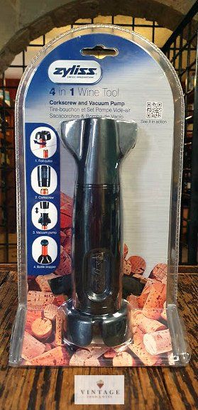 Hay un sacacorchos en un paquete sobre una mesa de madera.