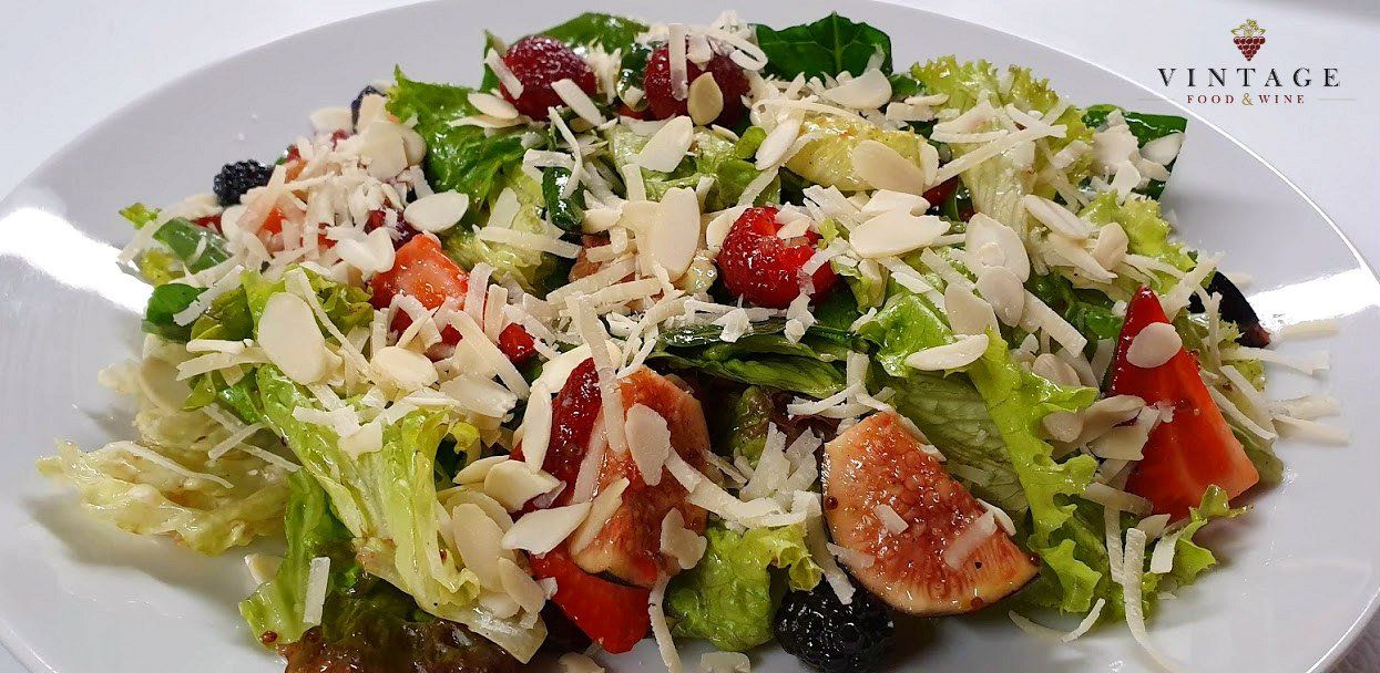 Un primer plano de una ensalada en un plato blanco.