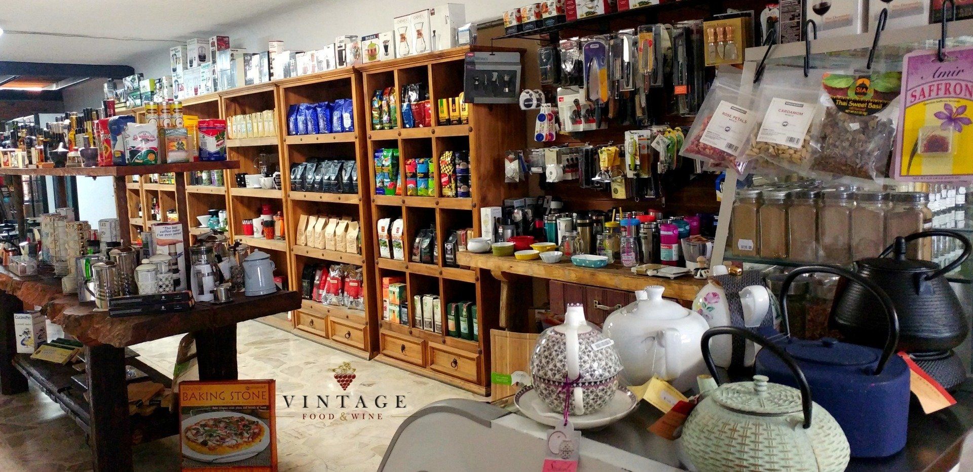 Una tienda llena de muchos artículos, incluidas teteras y una mesa.