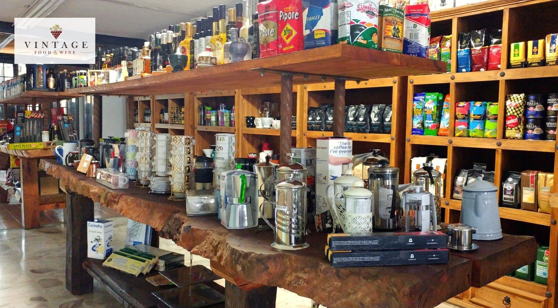 Una tienda llena de muchos artículos y un cartel que dice vintage.