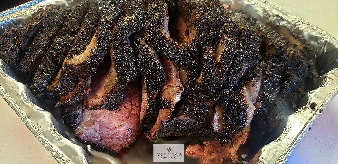 Un gran trozo de carne reposa en una sartén de papel de aluminio.