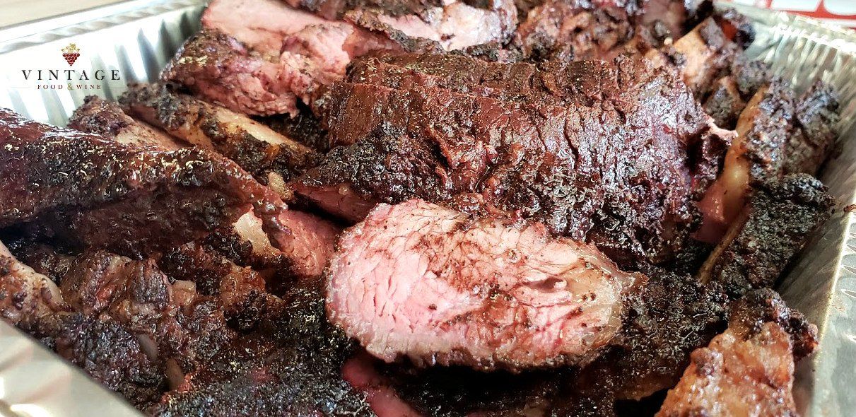 Un primer plano de una bandeja de carne con mucha carne dentro.