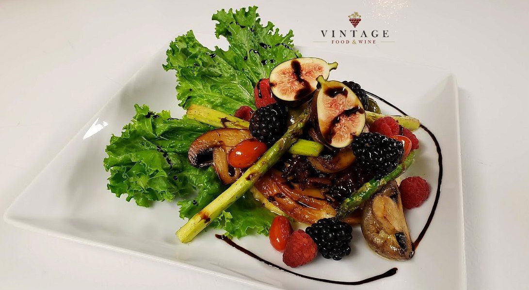 Un plato blanco cubierto con una ensalada de frutas y verduras.