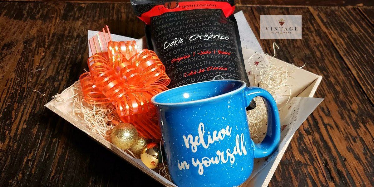 Una taza azul que dice 