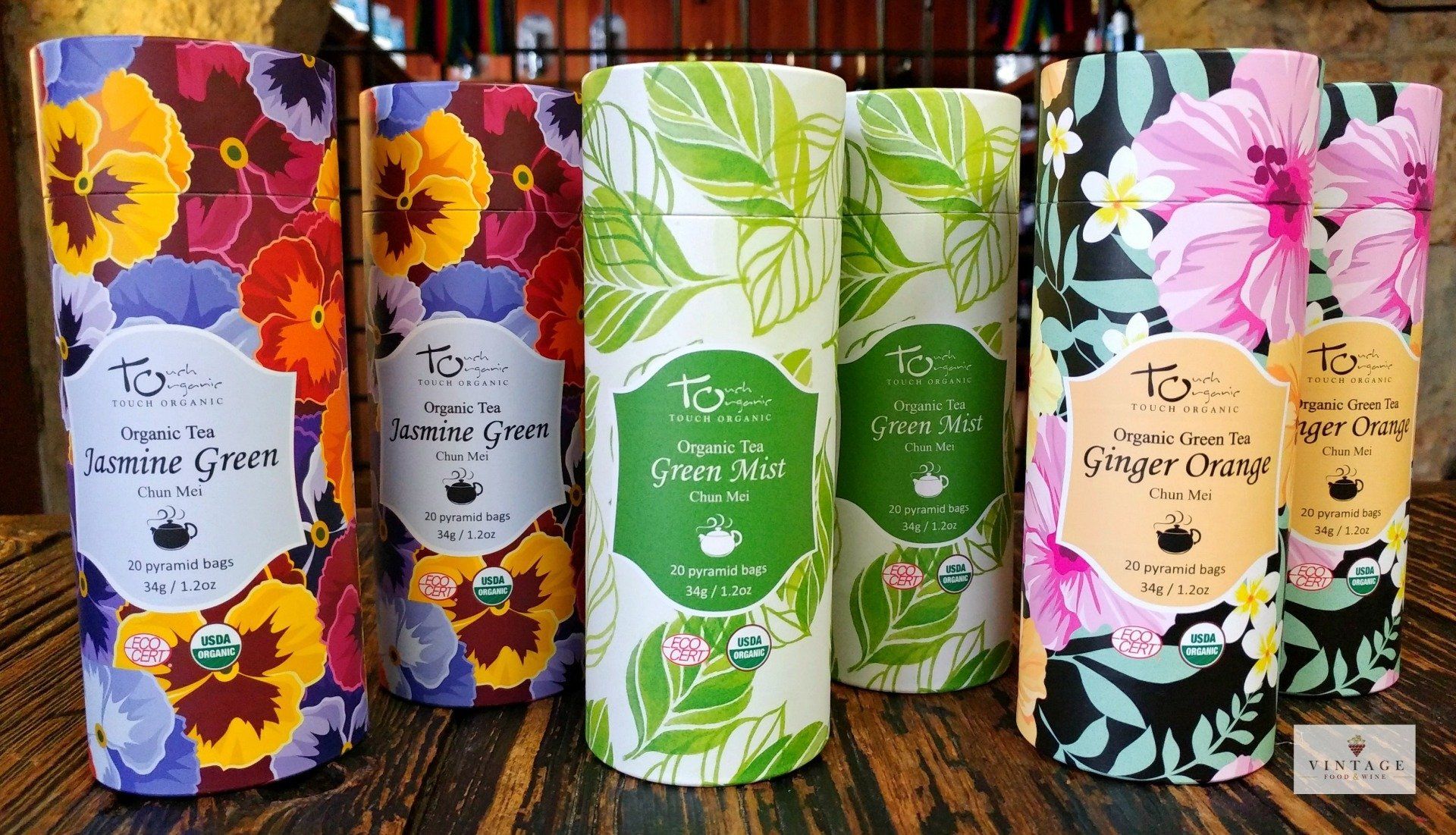 Un grupo de tubos de té colocados encima de una mesa de madera.