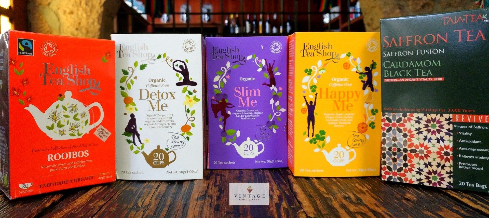 Una variedad de cajas de té están alineadas sobre una mesa.