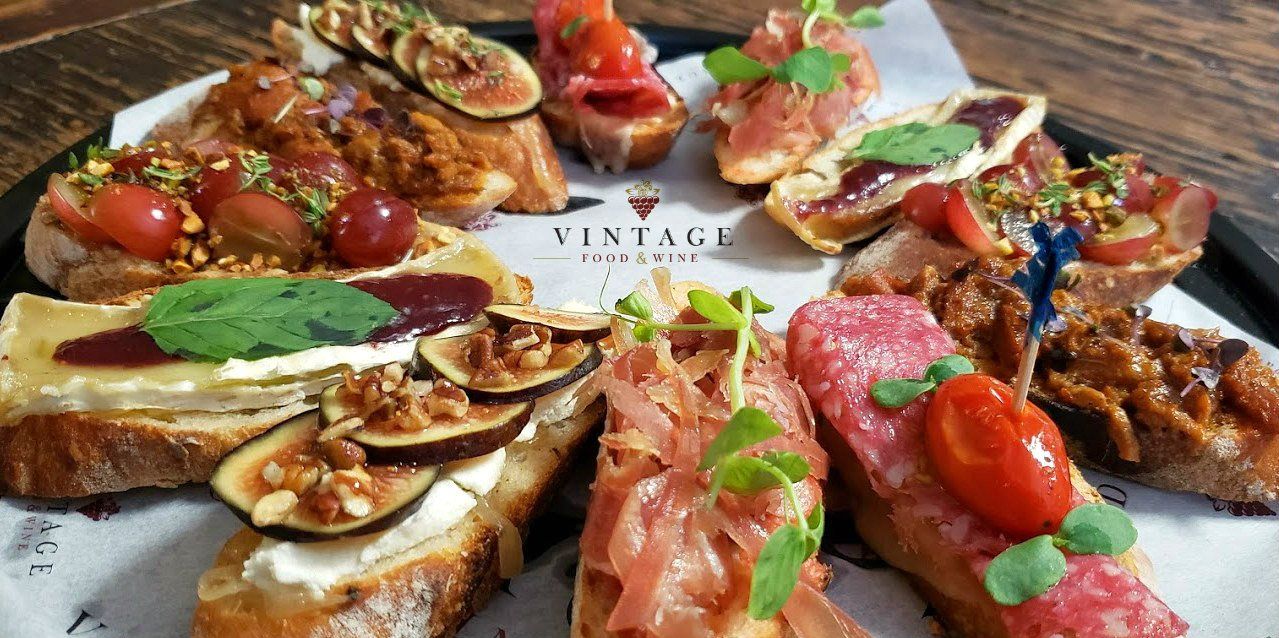 Hay muchos tipos diferentes de comida en el plato.