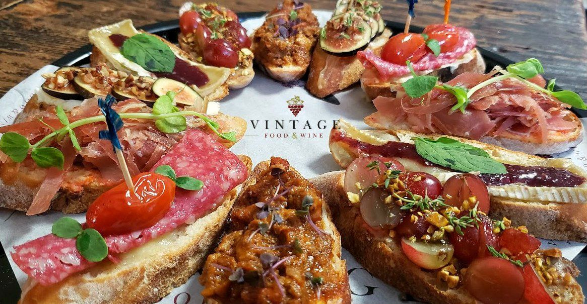 Hay muchos tipos diferentes de comida en el plato.