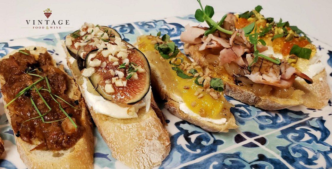 Un primer plano de un plato de comida con diferentes tipos de alimentos encima.