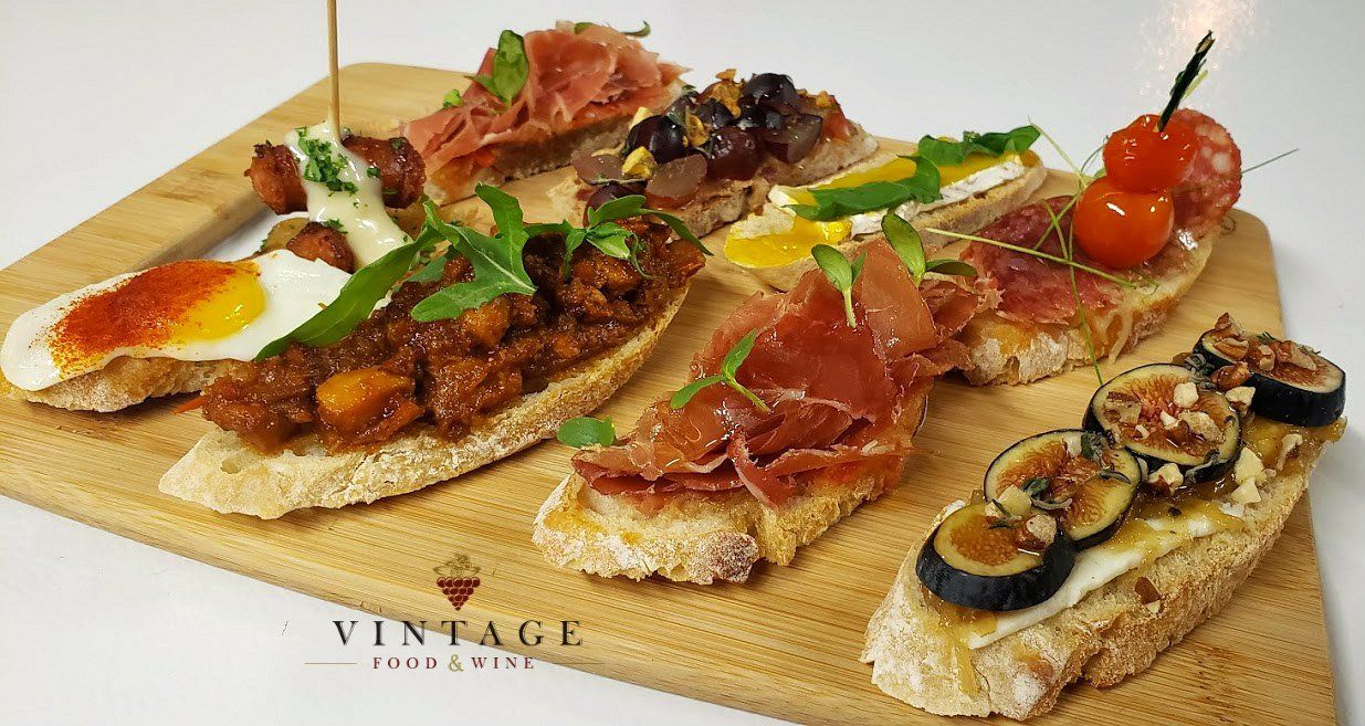 Una tabla de cortar de madera con una variedad de alimentos sobre ella.