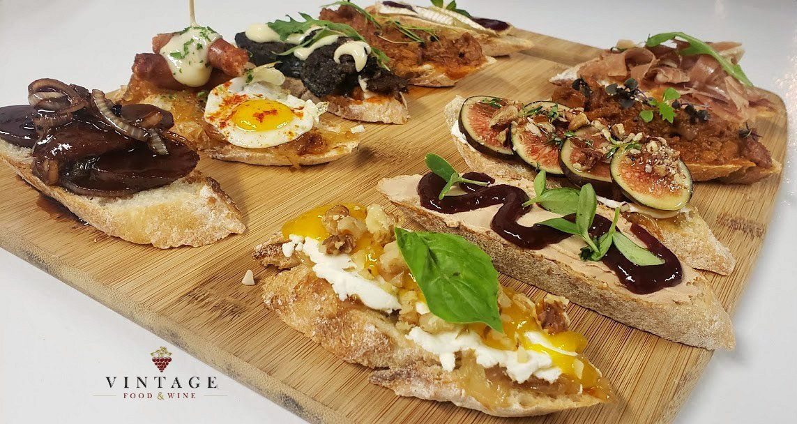 Una tabla de cortar de madera con una variedad de alimentos sobre ella.