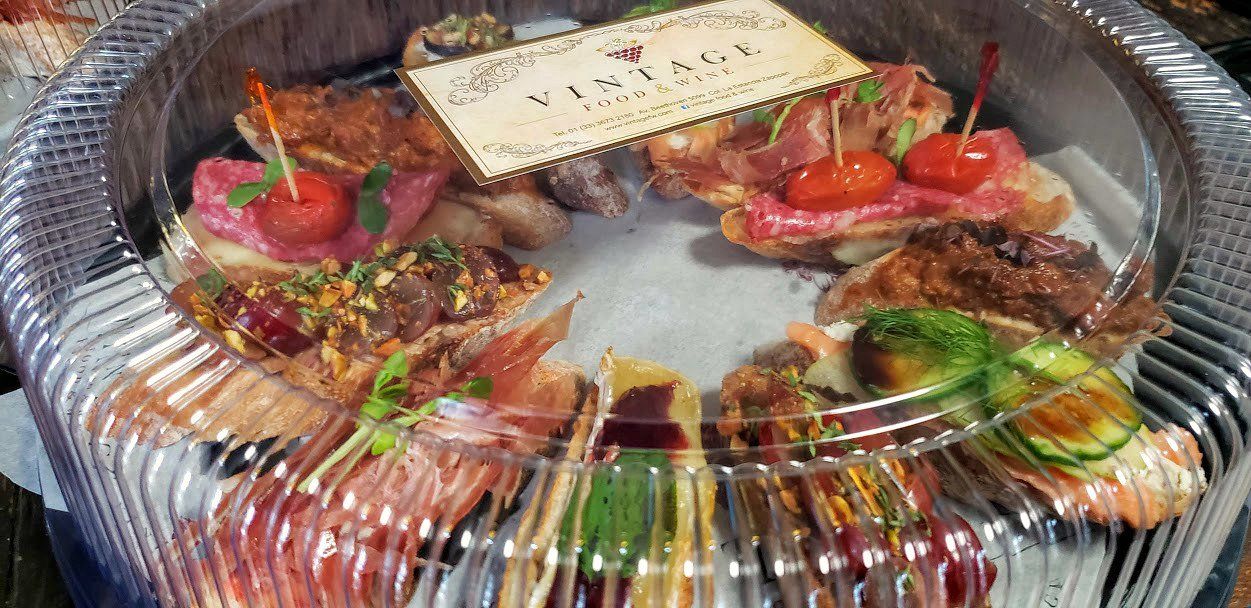 Un recipiente de plástico lleno de una variedad de alimentos.