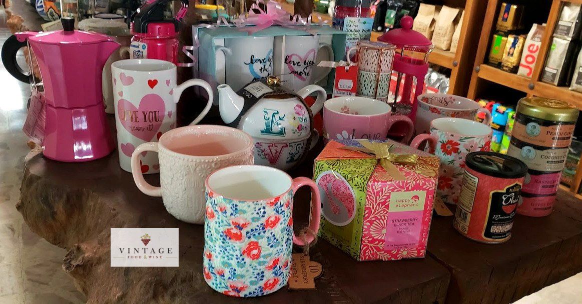 Una mesa cubierta con una variedad de tazas y teteras.