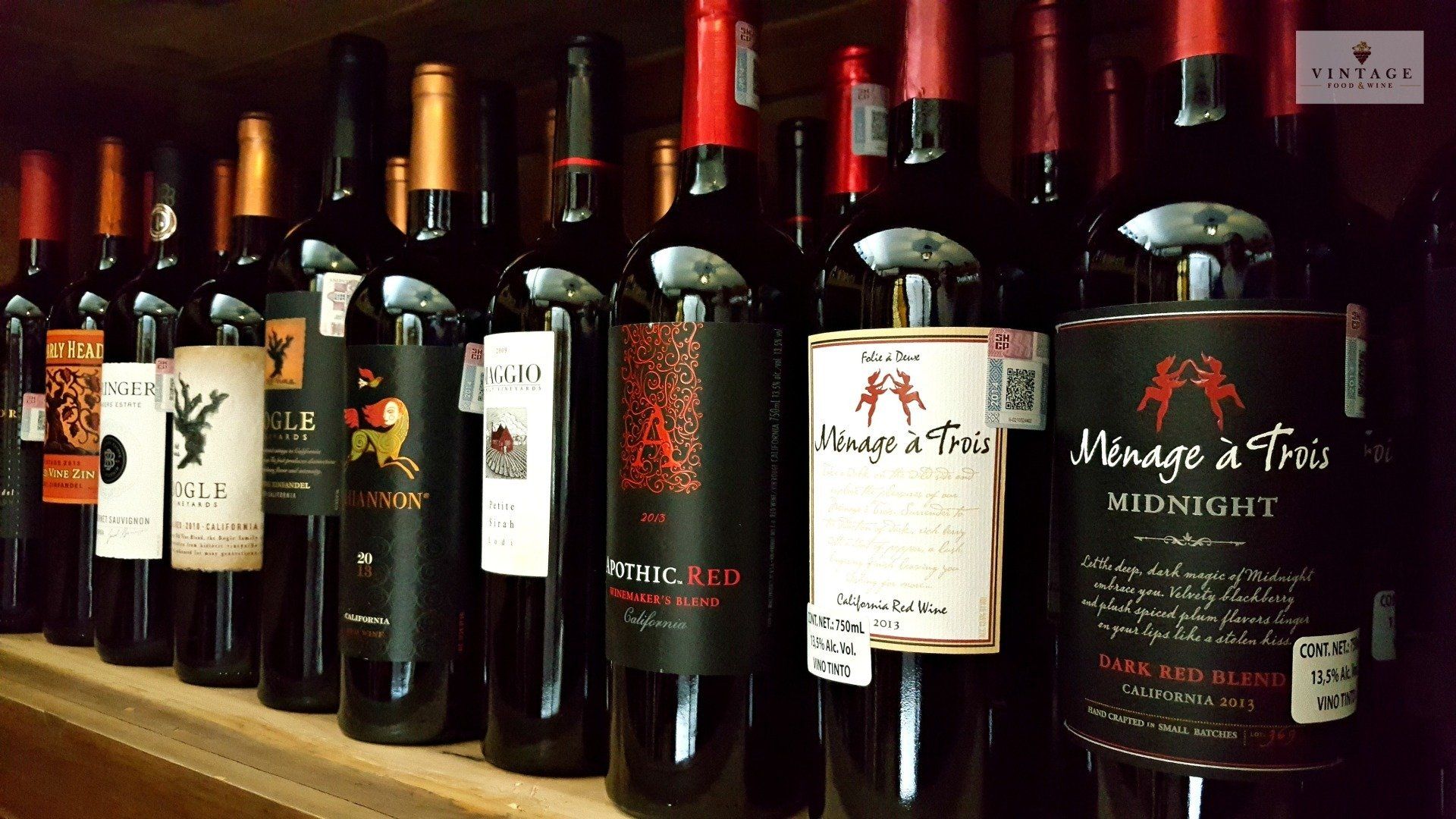 Varias botellas de vino están alineadas en un estante, incluida la de medianoche.