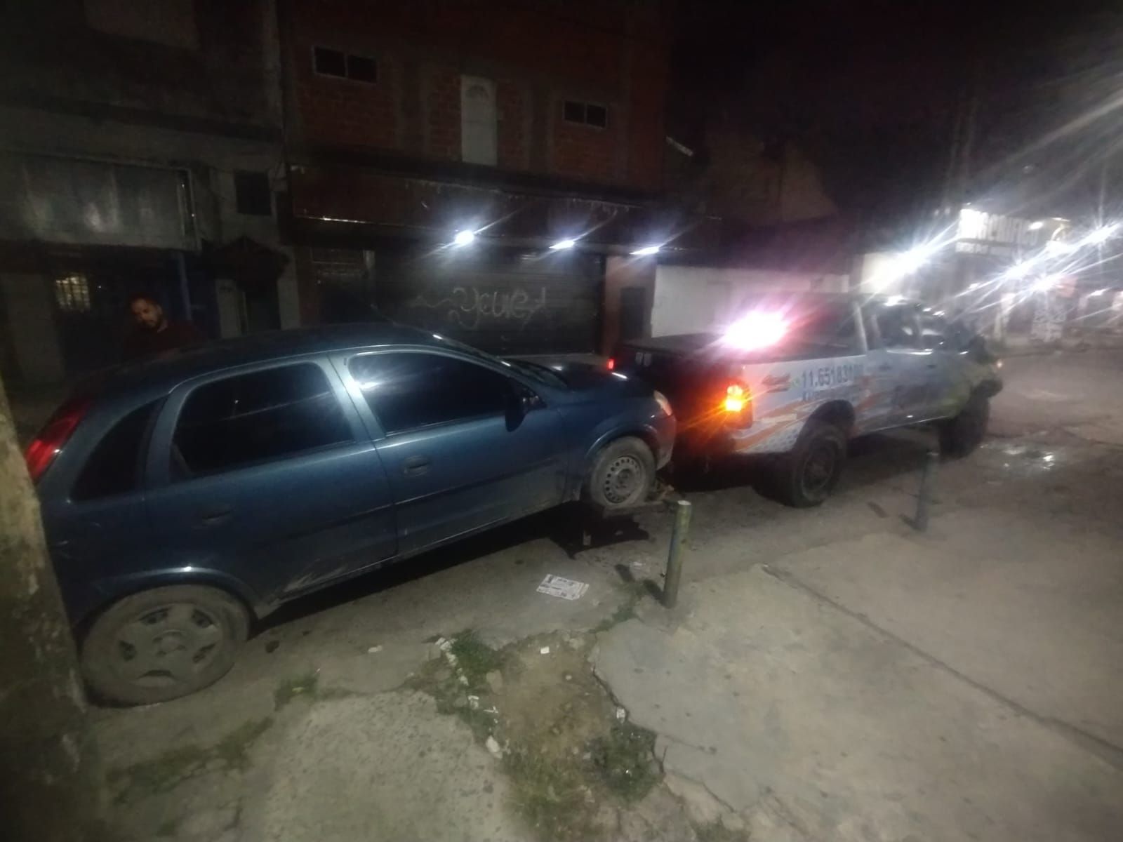 Dos coches se detuvieron muy cerca uno del otro por la noche